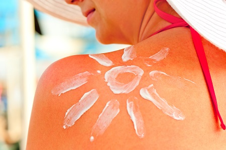 A fényvédelem fontos a bőrrák megelőzése miatt.